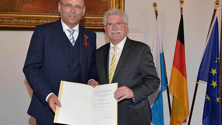 Minister Martin zeil (r.) händigt Heribert Trunk die Urkunde aus. Foto: p