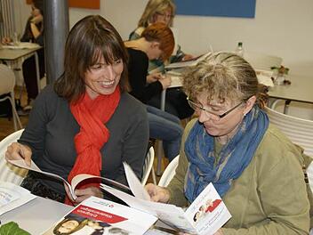 Sonja Lutz (rechts) und Diana Höchner-Rückert sortieren ihre gerade gewonnenen Erkenntnisse aus dem Bewerbungsmappen-Check.  Fotos: sw