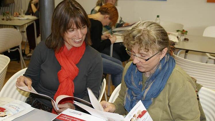 Sonja Lutz (rechts) und Diana Höchner-Rückert sortieren ihre gerade gewonnenen Erkenntnisse aus dem Bewerbungsmappen-Check.  Fotos: sw