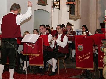 Gerhard Geuder dirigiert die Blaskapelle Zentbechhofen. Foto: Evi Seeger