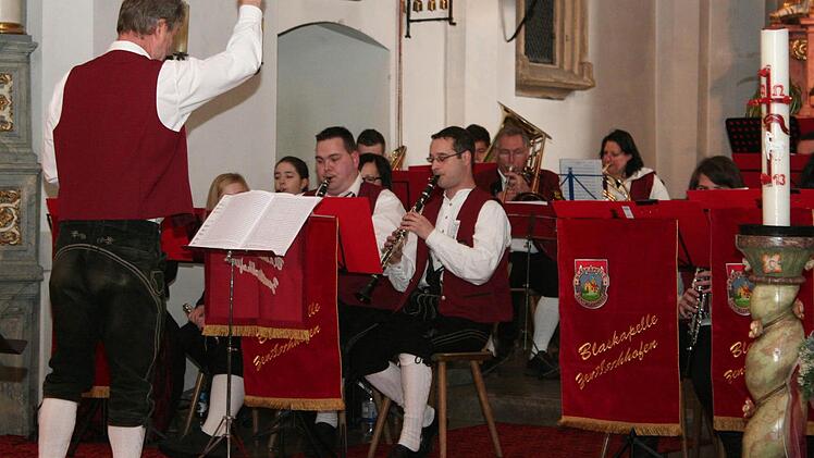 Gerhard Geuder dirigiert die Blaskapelle Zentbechhofen. Foto: Evi Seeger