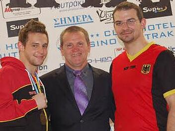 Werner Soßna (Mitte, hier mit zwei seiner erfolgreichen Kickboxer) will die Führung beim TSV Höchstadt übernehmen. Foto: privat