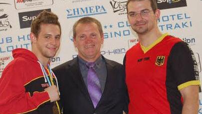 Werner Soßna (Mitte, hier mit zwei seiner erfolgreichen Kickboxer) will die Führung beim TSV Höchstadt übernehmen. Foto: privat