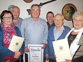 Ehrungen gab es beim RSV Solidarität Lützelbuch (von links): Sigrid Baudisch, Zweiter Vorsitzender Volker Fertsch, Vorsitzender Dietmar Wächter, Dritter Vorsitzender Andreas Prause, Ehrenvorsitzender Anton Speierl und Inge Welsch. Foto: Martin Koch