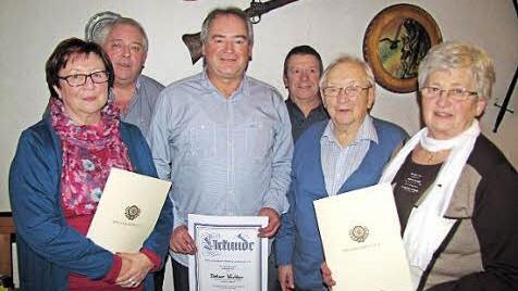 Ehrungen gab es beim RSV Solidarität Lützelbuch (von links): Sigrid Baudisch, Zweiter Vorsitzender Volker Fertsch, Vorsitzender Dietmar Wächter, Dritter Vorsitzender Andreas Prause, Ehrenvorsitzender Anton Speierl und Inge Welsch. Foto: Martin Koch
