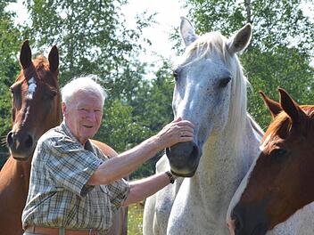Pferde, die im Reitsport Großes geleistet haben, dürfen auf dem Hof von Ruprecht von Butler ihren Lebensabend genießen. Zurzeit hat er mehr als 30 von ihnen. Fotos: Rainer Lutz
