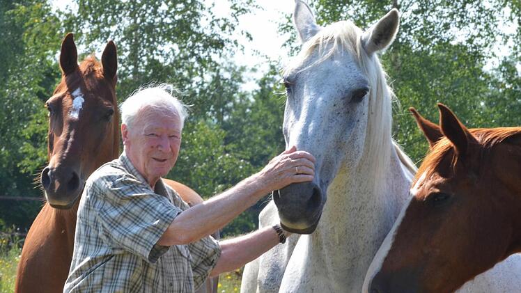 Pferde, die im Reitsport Großes geleistet haben, dürfen auf dem Hof von Ruprecht von Butler ihren Lebensabend genießen. Zurzeit hat er mehr als 30 von ihnen. Fotos: Rainer Lutz