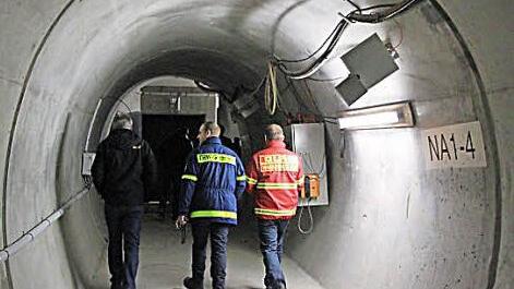 Über Rettungsstollen dringen die Einsatzkräfte im Ernstfall zu den im Tunnel stehenden Zügen vor. Die Stollen führen zu Rettungsschächten mit 2,5 Meter breiten Betonwendeltreppen - aber ohne Aufzüge.