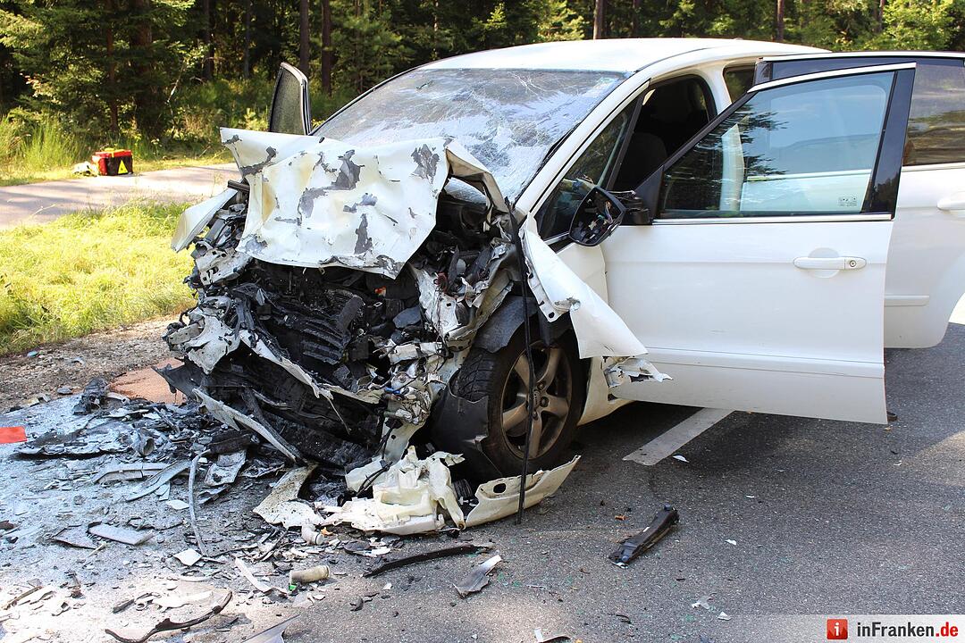Frontalcrash fordert zwei Tote - Auto geht in Flammen auf