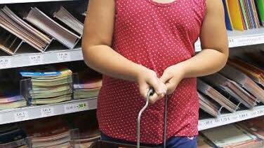 Mia kommt in die vierte Klasse und kauft für das neue Schuljahr ein.