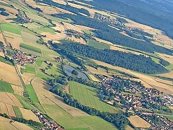 Blick auf den südlichen Teil der Baunach-Allianz aus 1800 Metern Höhe: von Lind über Rentweinsdorf bis nach Baunach, wo sich der Bamberger Kessel öffnet. Foto: Birgit Kestel