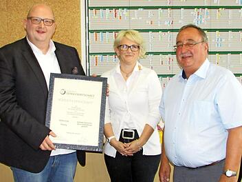 Urkundenüberreichung der Kooperationspartnerschaft: (von links) Roland Funk, Silke Tannhäuser und Rektor Reinhard Horn.  Foto: K.- H. Hofmann
