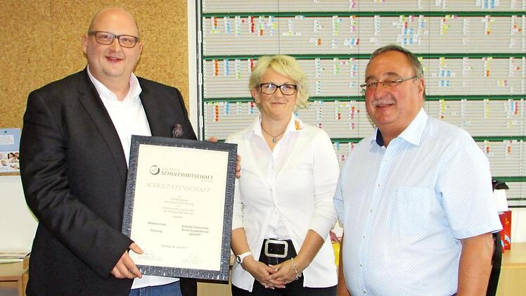 Urkundenüberreichung der Kooperationspartnerschaft: (von links) Roland Funk, Silke Tannhäuser und Rektor Reinhard Horn.  Foto: K.- H. Hofmann