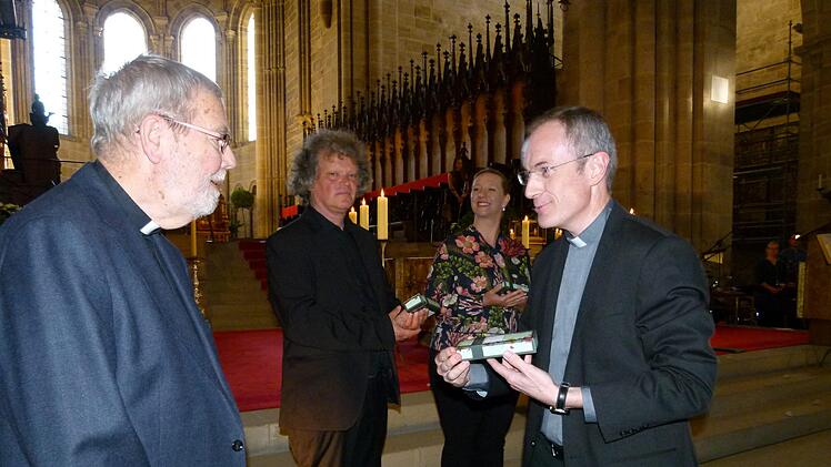 Ein Höhepunkt des Heinrichfestes war das Kirchenstück von Alois Albrecht (links), das die Schauspieler Martin Neubauer, Nadine Panjas und Eva Steines überzeugend in Szene setzten. Rechts Spiritual Michael Dotzauer, Beauftragter für die Geistlichen Gemeinschaften im Erzbistum Bamberg, die das Werk in Auftrag gegeben hatten.
