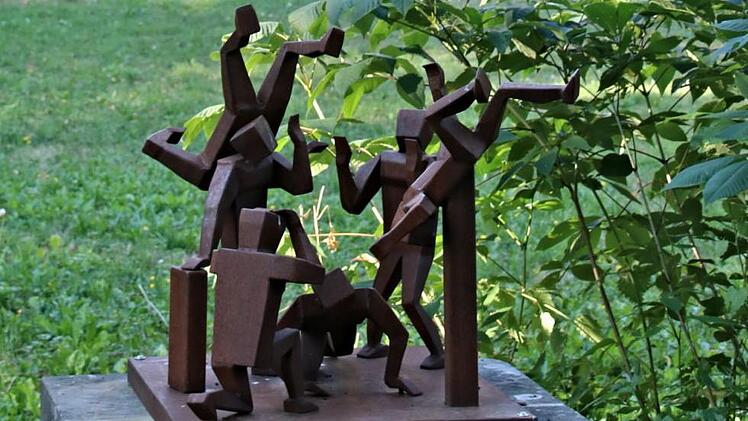 "Stürzende Männer" aus 93 Stahlteilen in der Anlage vor Anwesen der Altstadt Ebern, geschaffen von Werner EichlerHelmut Will