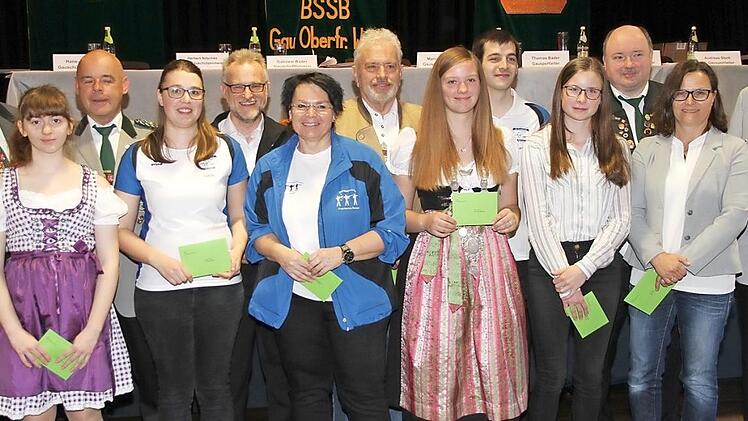 Gausportleiter Thomas Bader (3. v. r.) und seinen beiden Stellvertreter Klaus Saam (3. v. l.) und Andreas Stark (links) zeichneten die erfolgreichen Sportschützen aus. Foto: Mathias Erlwein