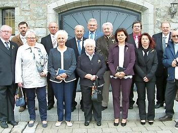 Nurn - Fünf Frauen und acht Männer feierten mit Pfarrvikar Wladyslaw Poddebniak OMI in Nurn den Tag ihrer Ersten Heiligen Kommunion, den sie vor 75, 70, 60 und 50 Jahren begangen hatten.  Foto: Hans Franz