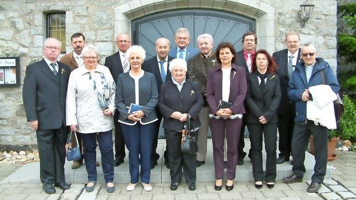 Nurn - Fünf Frauen und acht Männer feierten mit Pfarrvikar Wladyslaw Poddebniak OMI in Nurn den Tag ihrer Ersten Heiligen Kommunion, den sie vor 75, 70, 60 und 50 Jahren begangen hatten.  Foto: Hans Franz
