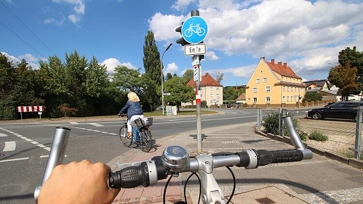 Kreuzung Bayreuther Straße/HainbrunnenstraßeRadlerinnen und Radler können von der Eisenbahnbrücke nicht in einem Zug in  Richtung Hainbrunnenstraße   queren. Hat  der Radfahrer die zwei Grünphasen abgewartet, hat gleichzeitig der motorisierte Individualverkehr grün. Zudem endet der Radweg. Der Radfahrer "muss mutig zwischen die Autos fahren", moniert Frank Wessel vom ADFC Forchheim. Hier könne zumindest die Ampelschaltung verbessert werden. Facebook-User kritisieren zudem, dass es auf der Eis...