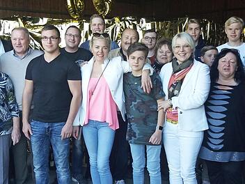 Seinen 80. Geburtstag konnte Helmut Schindhelm (Vierter von links) feiern. Unser Foto zeigt den Jubilar im Kreise seiner gro&szlig;en Familie mit Ehefrau Helga, Sohn Udo, und den Enkeln sowie B&uuml;rgermeister Bernd Rebhan und Pfarrer Gerald Munzert (links).  Foto: pr