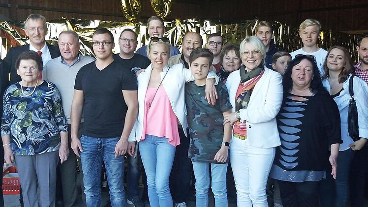 Seinen 80. Geburtstag konnte Helmut Schindhelm (Vierter von links) feiern. Unser Foto zeigt den Jubilar im Kreise seiner gro&szlig;en Familie mit Ehefrau Helga, Sohn Udo, und den Enkeln sowie B&uuml;rgermeister Bernd Rebhan und Pfarrer Gerald Munzert (links).  Foto: pr