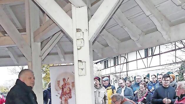 Jochen Buchelt (links) gibt in seiner Ansprache einen R&uuml;ckblick.