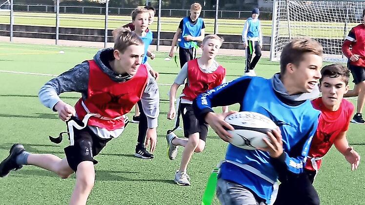 Der Ernes-Sch&uuml;ler Lenz R&ouml;seler beim dynamischen Angriffssprint; er wird von den Verteidigern Logan Dietze (links direkt hinter Lenz) und Peter F&uuml;l&ouml;p (direkt rechts) verfolgt.