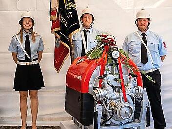 Eine neue Tragkraftspritze wurde gesegnet.