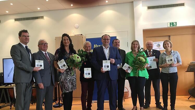 Vorsitzender Sven Steinbach (von links) , Ehrenvorsitzender Wolfgang Russ, Stadträtin Christina Scheit, Dirigent Thomas Betzer, Schriftführer und Chronist Carsten Ahlers, Dirigent Hermann Freibott, Kulturbeauftragte Nikola Renner, Vereinsjubilar L...