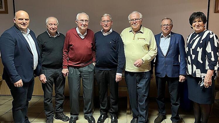 1. Vorsitzender Daniel Wehner (von links) ehrt für 50-jährige Mitgliedschaft: Franz Ziegler, Alfred Saam, Michael Schlereth, Otmar Zehnter. 3. Vorsitzender Emil Müller und 2. Vorsitzende Silvia Metz gratulieren.
