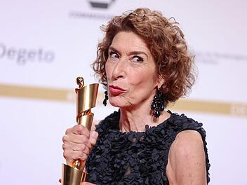 Sie sammelt flei&szlig;ig Troph&auml;en: Adele Neuhauser (67) posiert mit dem Preis f&uuml;r die "Beste Nebendarstellerin" im Drama "15 Jahre" bei der 74. Verleihung des Deutschen Filmpreises.