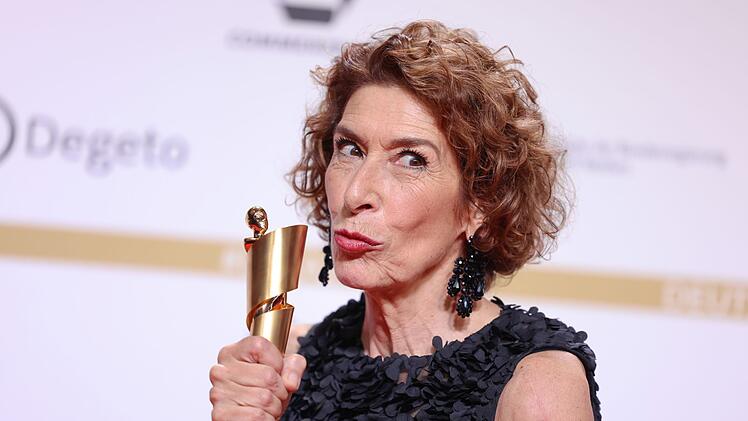 Sie sammelt flei&szlig;ig Troph&auml;en: Adele Neuhauser (67) posiert mit dem Preis f&uuml;r die "Beste Nebendarstellerin" im Drama "15 Jahre" bei der 74. Verleihung des Deutschen Filmpreises.