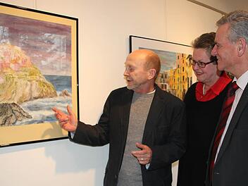 Eberhard Wolff (links) erklärt seine Bilder. Kreiskulturreferentin Gisela Lang und Landrat Oswald Marr hören gespannt zu. Foto: Veronika Schadeck