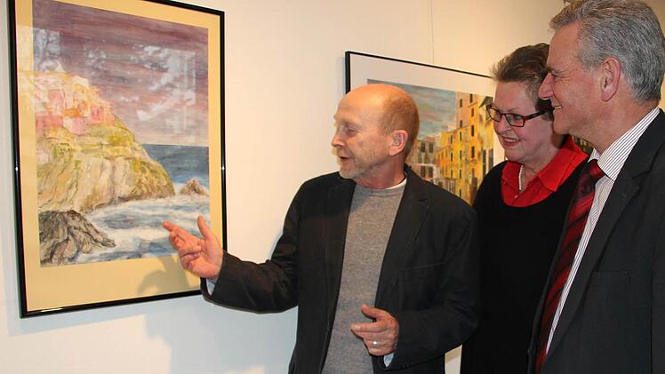 Eberhard Wolff (links) erklärt seine Bilder. Kreiskulturreferentin Gisela Lang und Landrat Oswald Marr hören gespannt zu. Foto: Veronika Schadeck