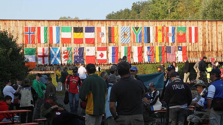 Eindrucksvoll schmücken die Flaggen der Teilnehmer-Nationen die Schießanlage in Ebern.