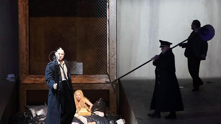 Szene aus dem 4. Akt mit Christian Rieger (Eisenhardt), Barbara Hannigan (Marie), Kevin Conners (Pirzel), Christoph Stephinger (Wesener)