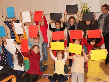 Die Schüler der Grundschule Haßfurt überraschten mit einem französischem Lied, beim dem am Schluss die Farben der beidenNationalflaggen zum Vorschein kamen.  Fotos: Günther Geiling