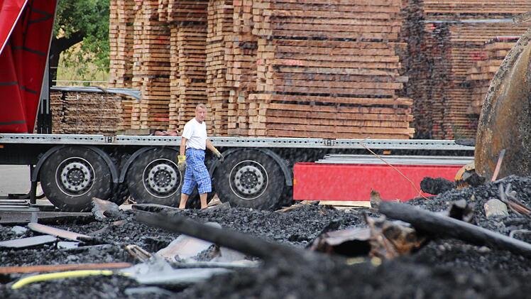Nach dem Brand im Sägewerk in Untererthal Foto: Benedikt Borst