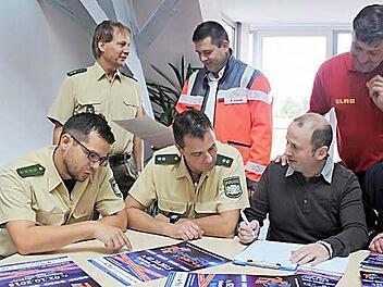 Sie freuen sich auf die erste Blaulicht-Party im Landkreis Kronach (v.l.): Heiko Sesselmann, Kreisvorsitzender der Polizeigewerkschaft, Uwe Herrmann, Leiter der Polizeiinspektion Kronach, Mitorganisator Stefan Luthardt, Ralf Schmitt, Ehrenamtsbeauftragter des BRK, Markus Welsch, Betreiber der Disco "Dreefs", Thomas Gehring, Kreisvorsitzender der DLRG, und Christian Kahl, Vize-Vorsitzender der Jugendfeuerwehr Foto: Schadeck