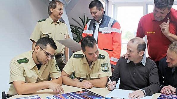Sie freuen sich auf die erste Blaulicht-Party im Landkreis Kronach (v.l.): Heiko Sesselmann, Kreisvorsitzender der Polizeigewerkschaft, Uwe Herrmann, Leiter der Polizeiinspektion Kronach, Mitorganisator Stefan Luthardt, Ralf Schmitt, Ehrenamtsbeauftragter des BRK, Markus Welsch, Betreiber der Disco "Dreefs", Thomas Gehring, Kreisvorsitzender der DLRG, und Christian Kahl, Vize-Vorsitzender der Jugendfeuerwehr Foto: Schadeck