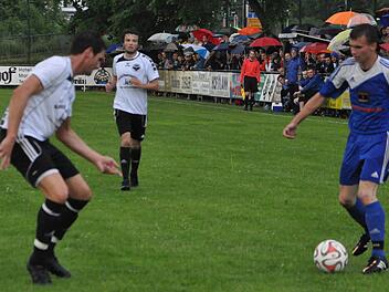 Nach dem 2:1-Erfolg gegen den FC Wallenfels am Donnerstag benötigt der DJK-SV Neufang mit Florian Reißig und Tobias Förtschbeck (von links) morgen noch einen Sieg gegen den TSV Bad Rodach, um den Abstieg aus der Kreisliga zu verhindern. Foto: Herbert Kalb