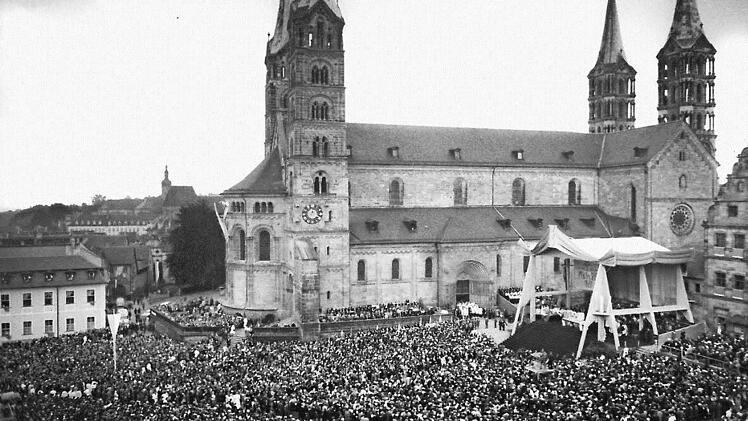 Das imposante Archivbild entstand beim Hauptgottesdienst des 81. Deutschen Katholikentags auf dem Bamberger Domplatz.  Foto: Emil Bauer