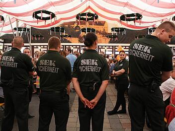 Starke Männer und Frauen kümmerten sich um die Sicherheit der Bierfestbesucher in Kulmbach. Sie verhinderten aber nicht, dass junge Eltern ihre Babys mit in den brodelnden Stadel nahmen. Symbolfoto: Barbara Herbst