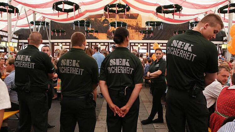 Starke Männer und Frauen kümmerten sich um die Sicherheit der Bierfestbesucher in Kulmbach. Sie verhinderten aber nicht, dass junge Eltern ihre Babys mit in den brodelnden Stadel nahmen. Symbolfoto: Barbara Herbst