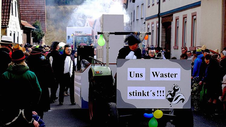 "Uns Waster stinkts", nannte die Gruppe Silvester und Wanderclub ein Abluft-Problem aus dem Gewerbegebiet beim Namen. Dabei ließen sie dicke Qualmwolken aus ihrem Schonstein entweichen und eine Fußgruppe Stinktiere in Aktion treten. Foto: Gerd Schaar
