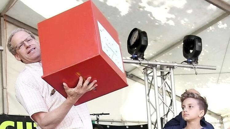 Bei der Verlosung half Laif (rechts) Bürgermeister German Hacker.