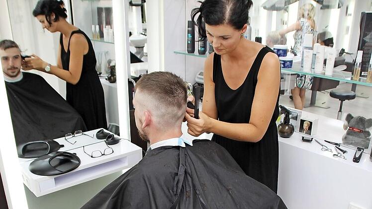 Sabrina Osmanovik vom Höchstadter Friseursalon Lettner kümmert sich hauptsächlich um die männliche Haarpracht.  Foto: Franziska Rieger
