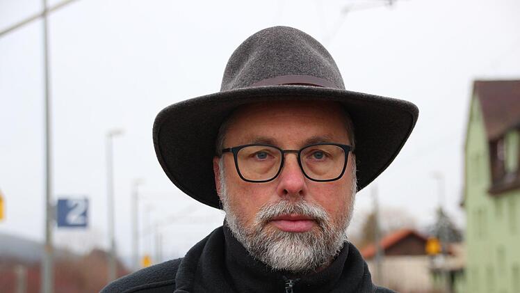 Rolf Schierer lebt neben dem Bahnhof Küps, für den er in unserer Serie als Experte fungierte. Foto: Andreas Schmitt