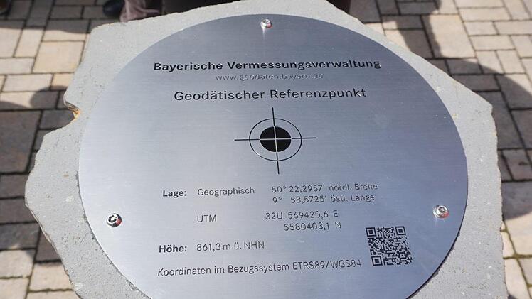 uf der Tafel sind die genauen Koordinaten eingraviert. Foto: Marion Eckert