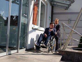 Mittels einer Rampe ist das Bankgebäude barrierefrei zu erreichen. In leichter Sprache: Bei der Bank ist es leichter. Dort gibt es schon eine Rampe für Rollstuhl-Fahrer.Heike Schülein